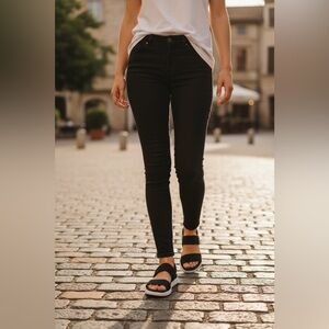 Keen Women’s Sleek Elle Black White Stretch Strap Sandal $95 retail